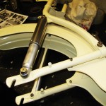 Bild von der lackierten und montierten Schwinge des Mopeds.